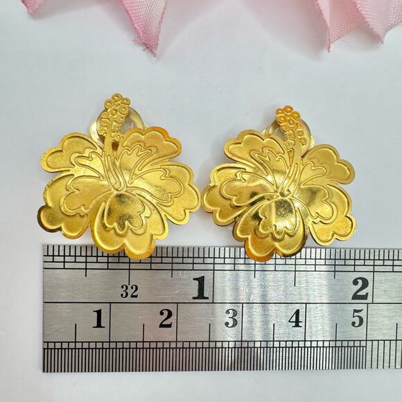 Vintage Etched Hibiscus Gold Tone Clip On Earrings Tropic Floral Vacation Beach - Picture 9 of 11
